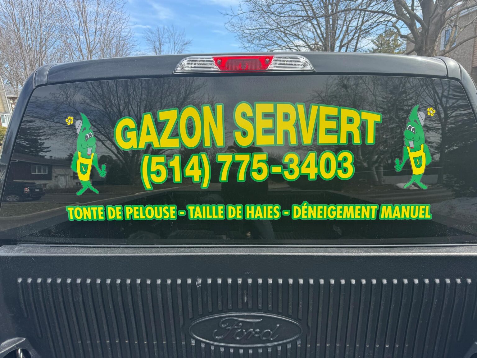 Équipe de Gazon Servert effectuant des travaux de paysagement professionnel